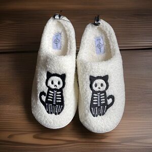 Sole Mates Cat Skeleton White Fuzzy Slippers Size 8